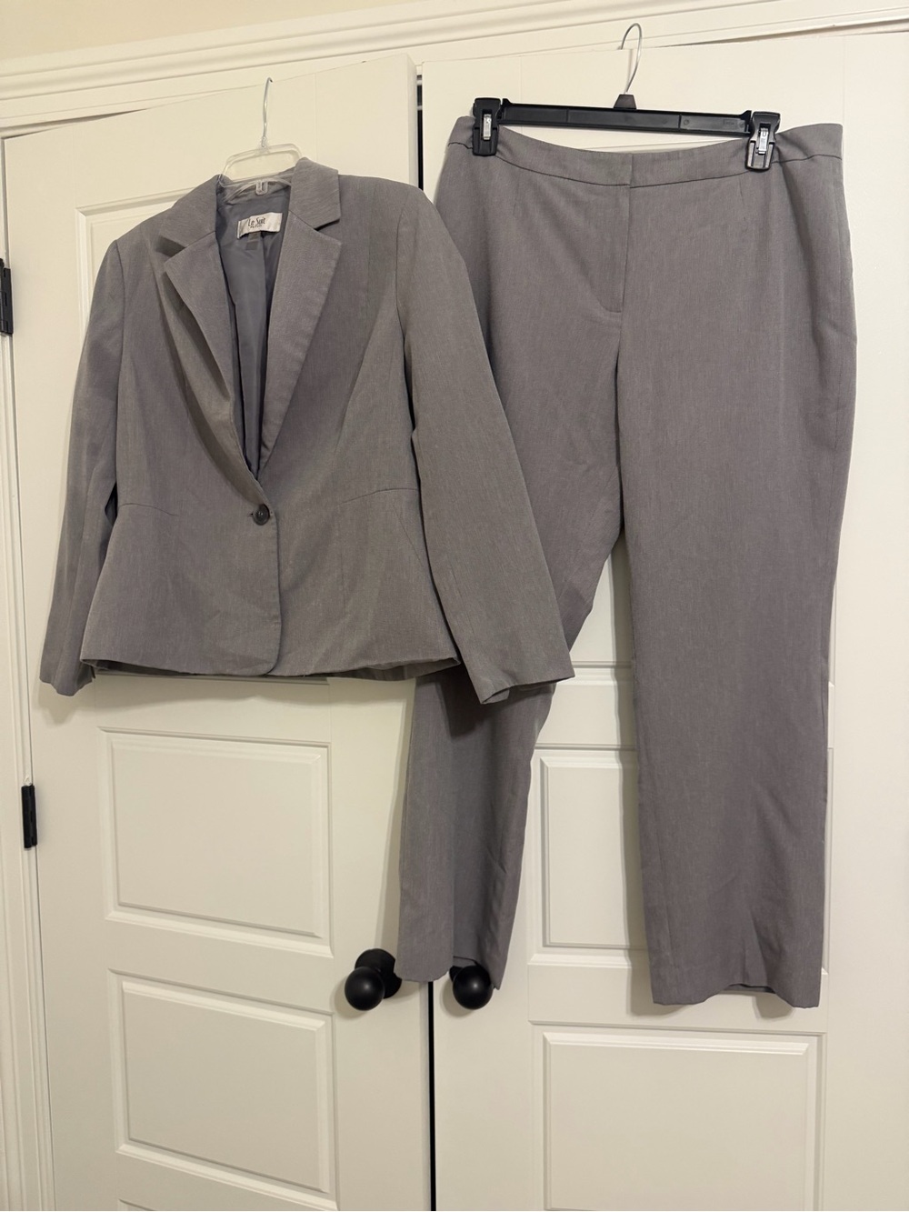 Le Suit Women's Light Gray Tailored Pantsuit Jacket & Pants